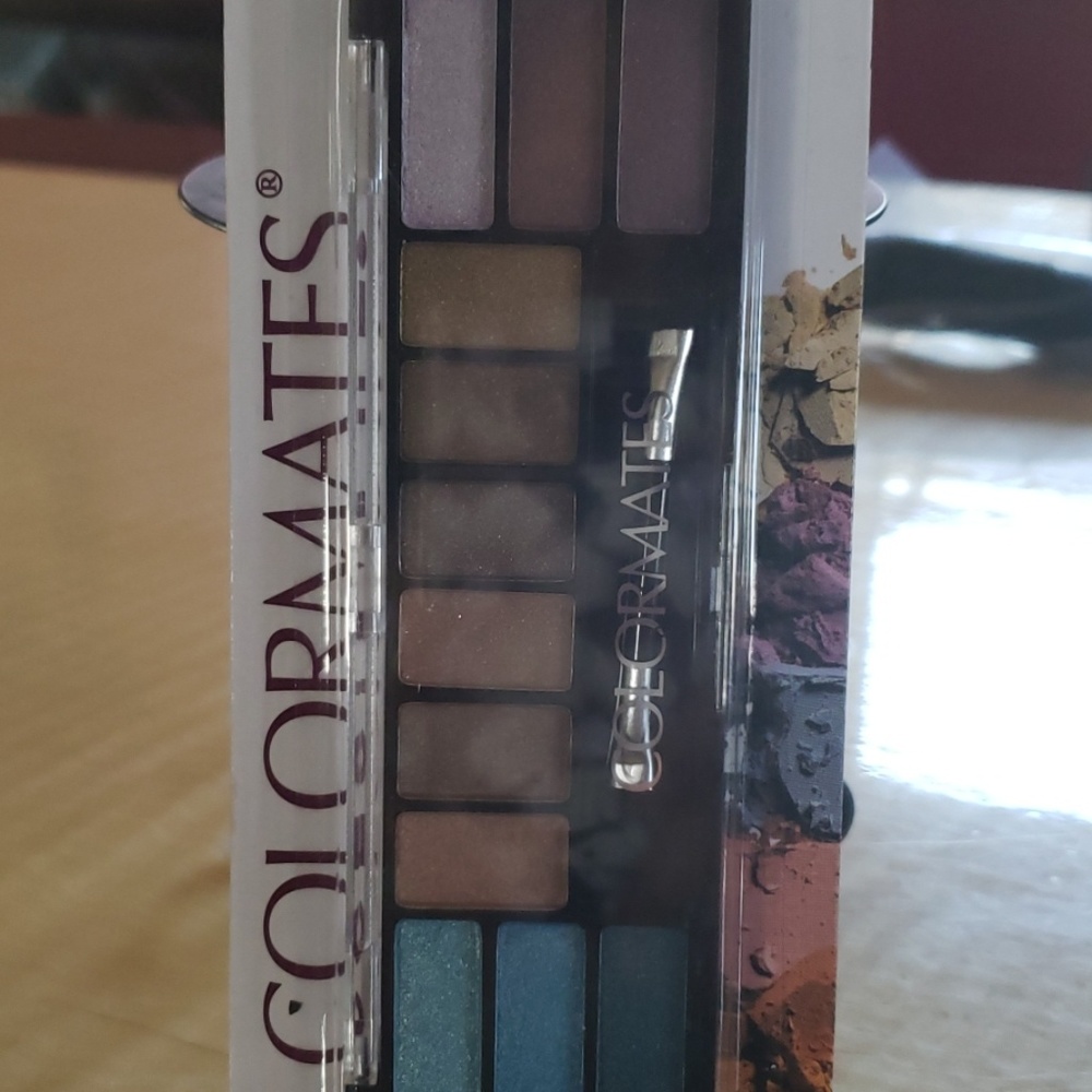 EYESHADOW - Picture 2 of 4